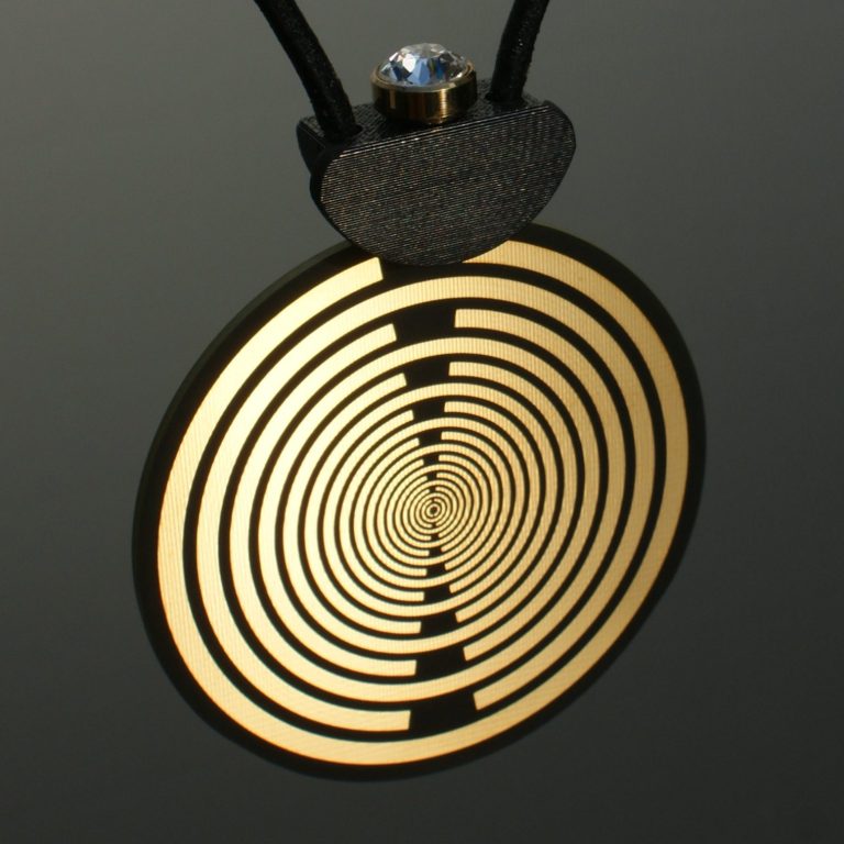 Mediator Goldene Medaille mit spiralförmigem Muster und einem weißen Stein oben eingesteckt.